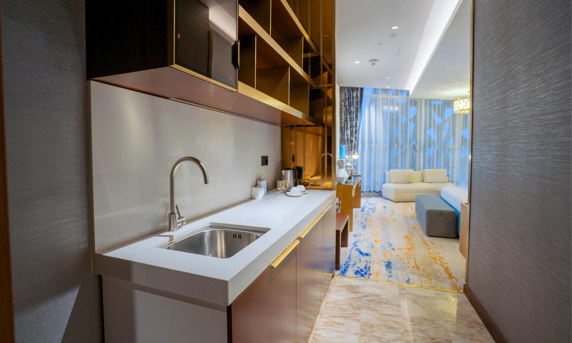 Velero Hotel Doha Lusail Extérieur photo A kitchen in a hotel suite