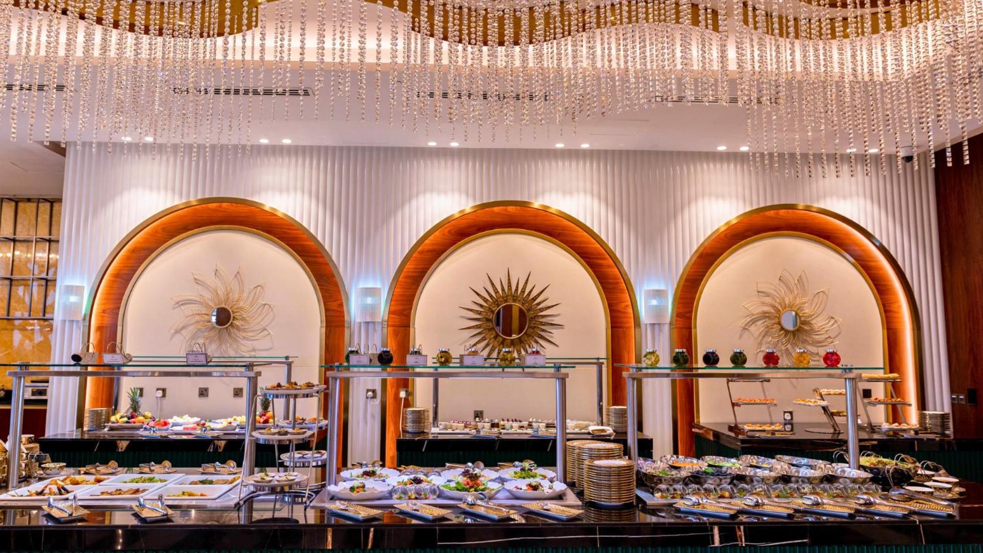 Velero Hotel Doha Lusail Extérieur photo The buffet at the Grand Ballroom