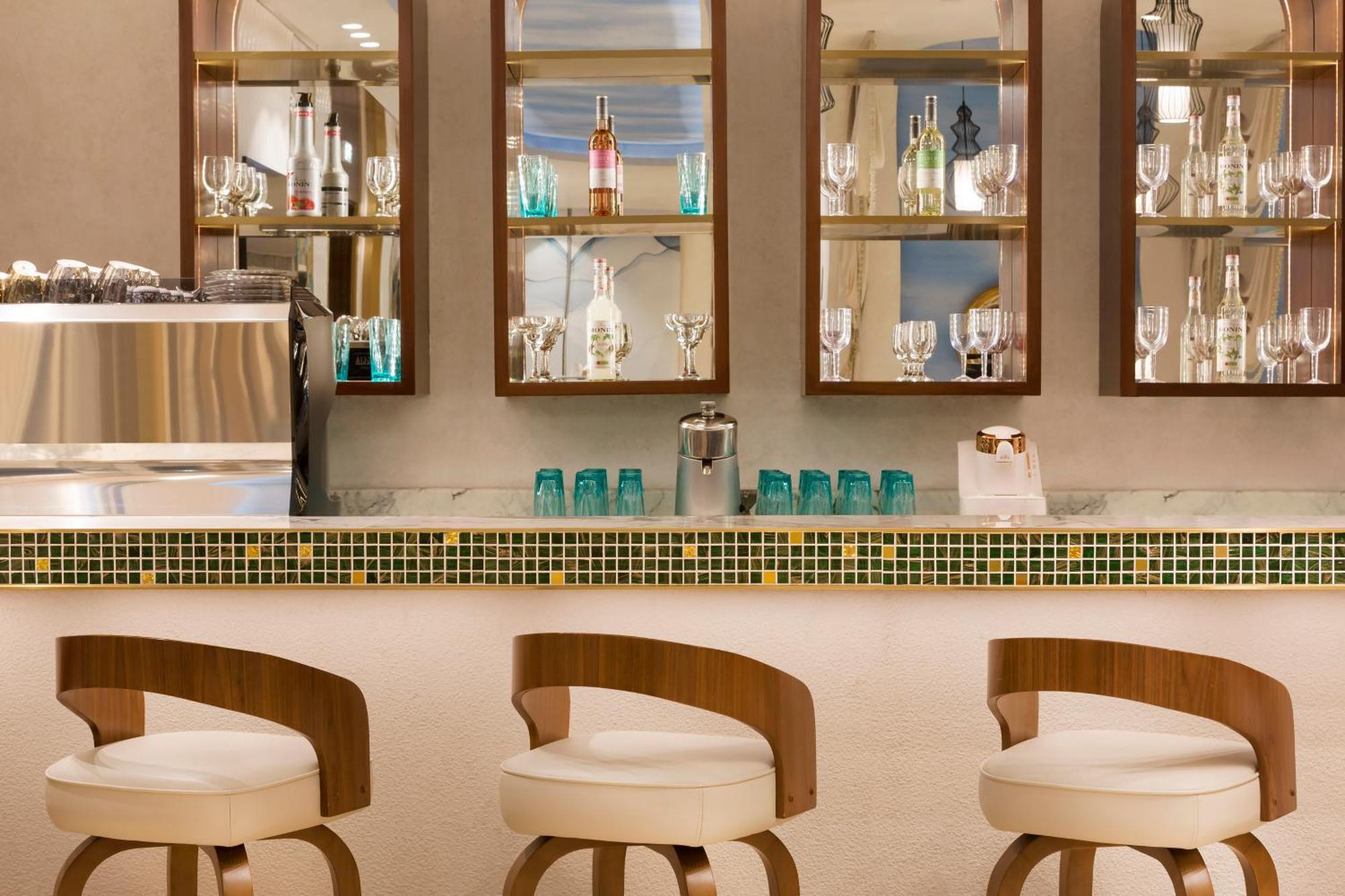 Velero Hotel Doha Lusail Extérieur photo The bar at the hotel