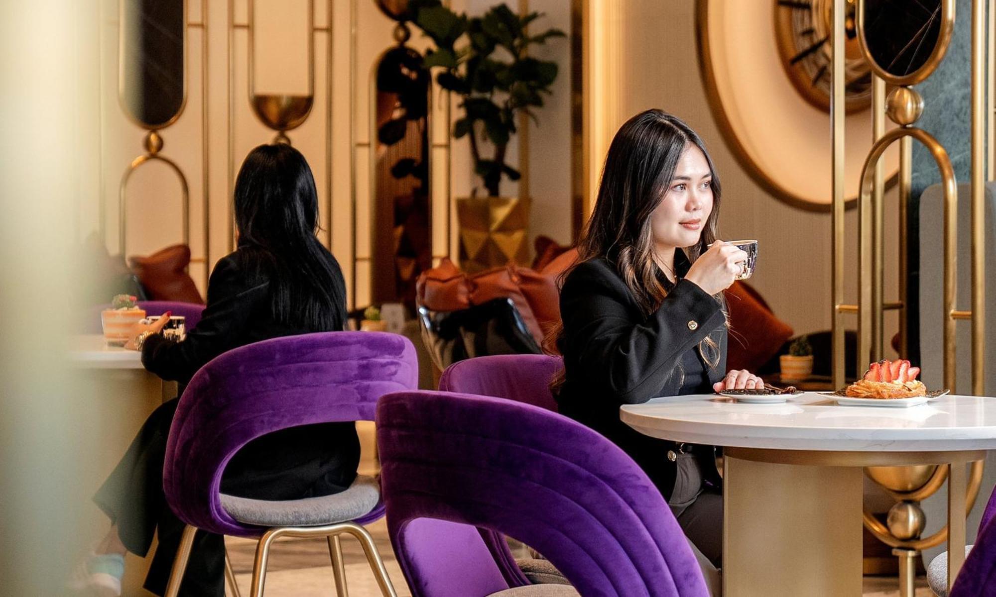 Velero Hotel Doha Lusail Extérieur photo A woman in a restaurant