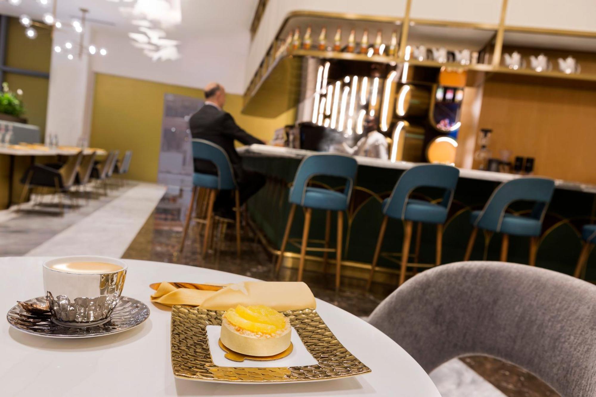 Velero Hotel Doha Lusail Extérieur photo The bar at the lounge