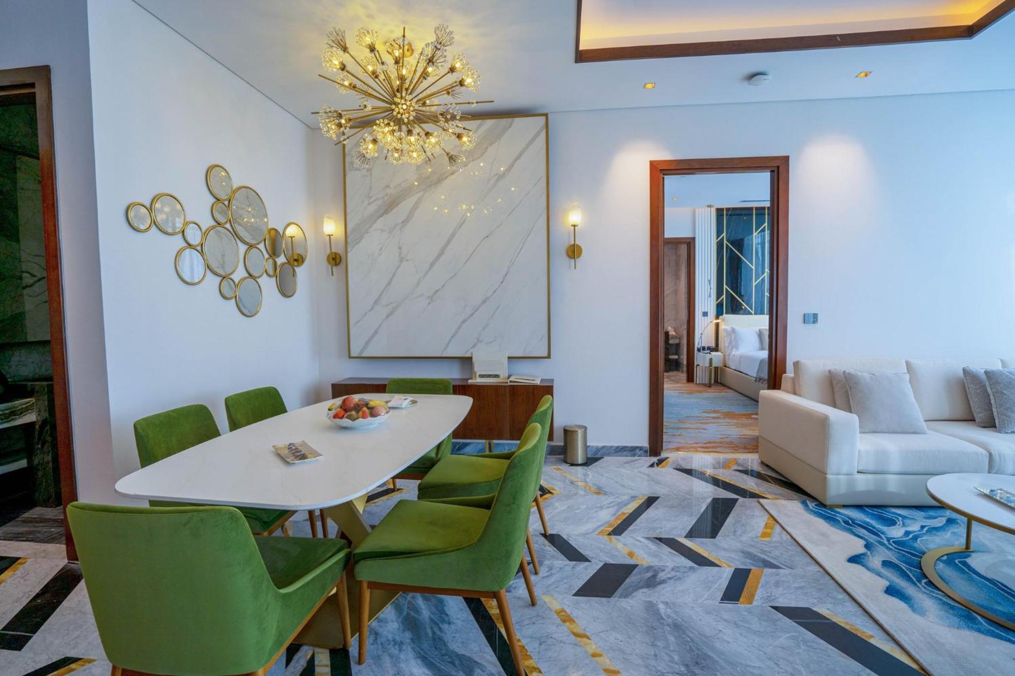 Velero Hotel Doha Lusail Extérieur photo A dining room