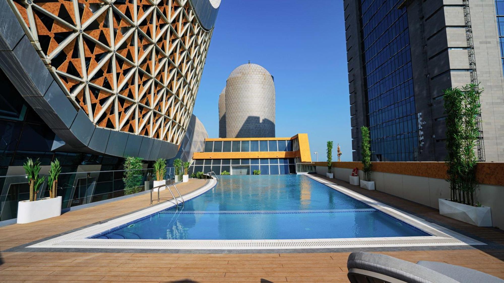 Velero Hotel Doha Lusail Extérieur photo The pool at the top of the hotel