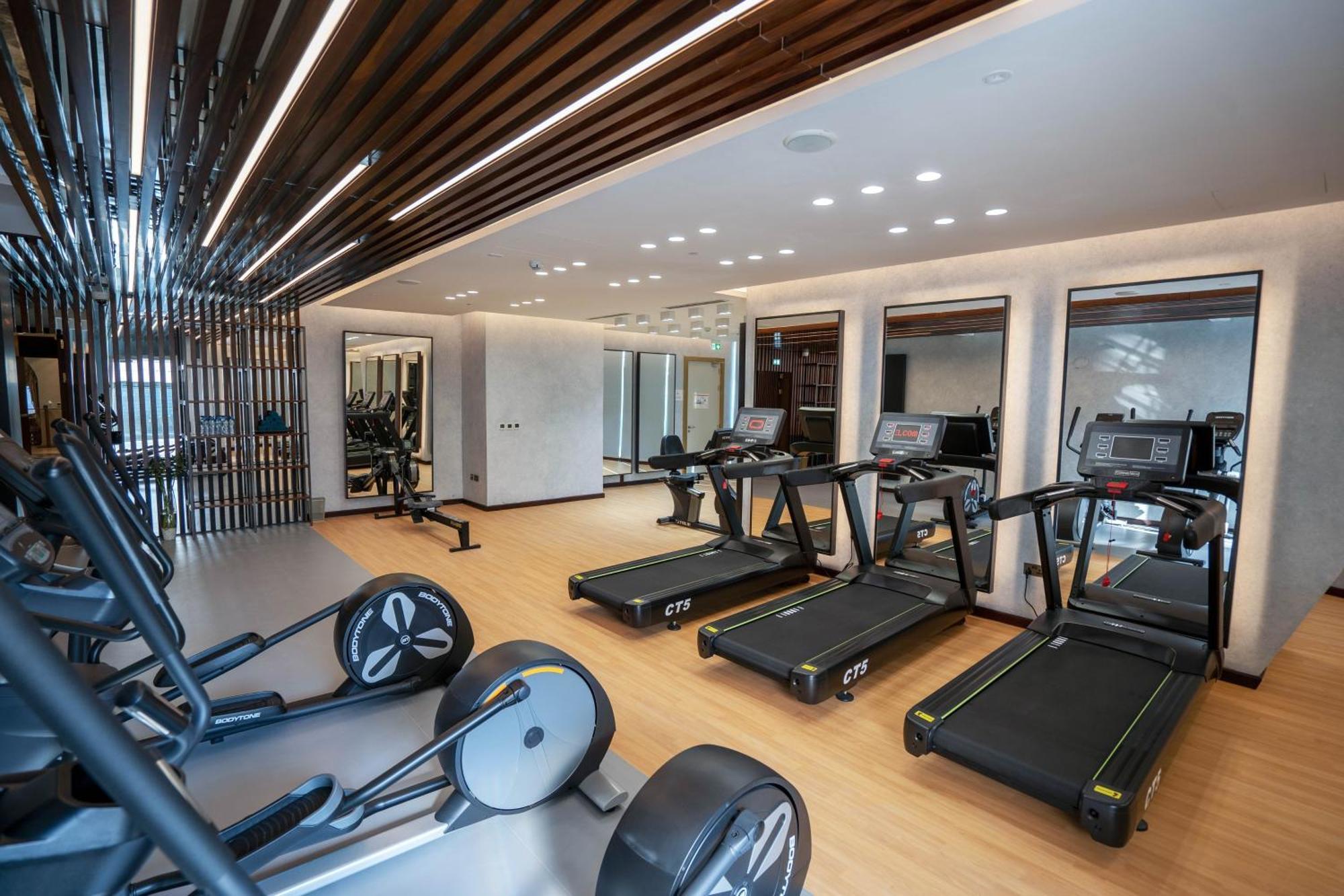 Velero Hotel Doha Lusail Extérieur photo The gym at the hotel